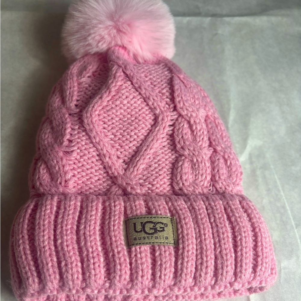 UGG Pom Pom hat great in time for fall. Color pink